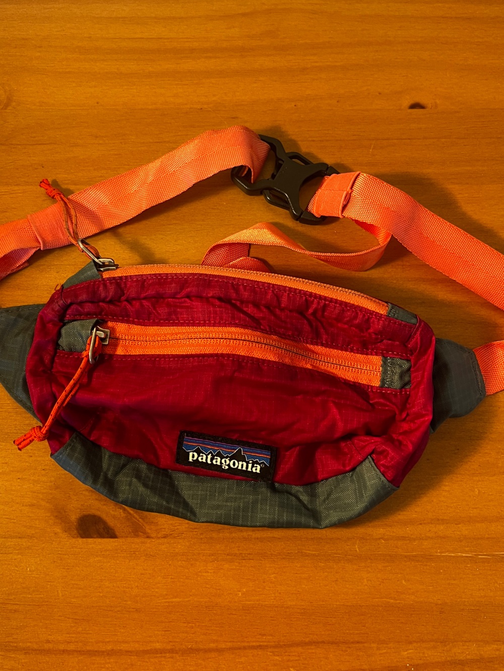 Patagonia Lightweight Travel Mini Hip Pack – Retro Berry & Orange